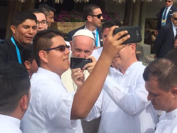 Papa Francesco in Colombia | Papa Francesco saluta i seminaristi di Villavicencio, Villavicencio, 8 settembre 2017 | Greg Burke / Holy See Press Office