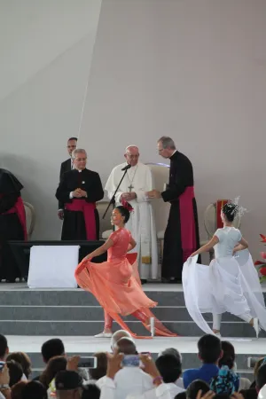 Papa Francesco in Colombia | Papa Francesco assiste ai balli di introduzione del Grande Incontro per la Riconciliazione Nazionale, Villavicencio, 8 settembre 2017 | Alvaro de Juana / ACI Group