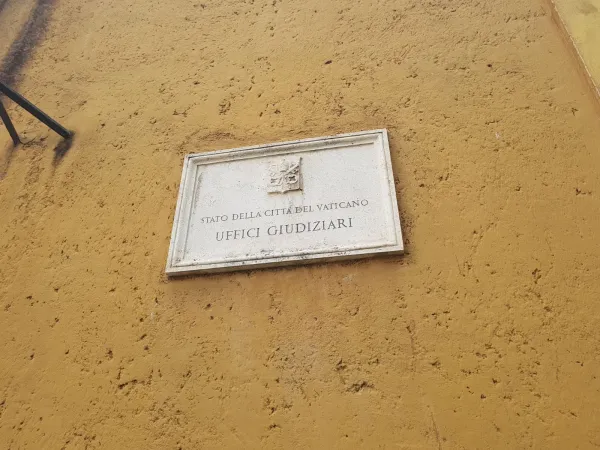 Tribunale Vaticano | La targa all'ingresso del Tribunale dello Stato di Città del Vaticano | AG / ACI Stampa