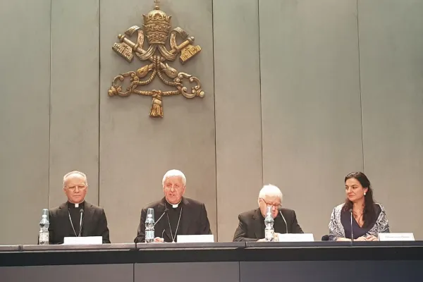 Il Cardinale Versaldi, l'arcivescovo Zani e monsignor Thivierge presentano la Fondazione Gravissimum Educationis / AG / ACI Stampa