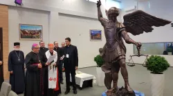 Il Cardinale Angelo Bagnasco, presidente del CCEE, benedice la statua di San Michele all'inizio dei lavori  / Andrea Gagliarducci / ACI Stampa