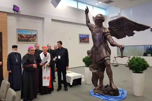 Il Cardinale Angelo Bagnasco, presidente del CCEE, benedice la statua di San Michele all'inizio dei lavori  / Andrea Gagliarducci / ACI Stampa