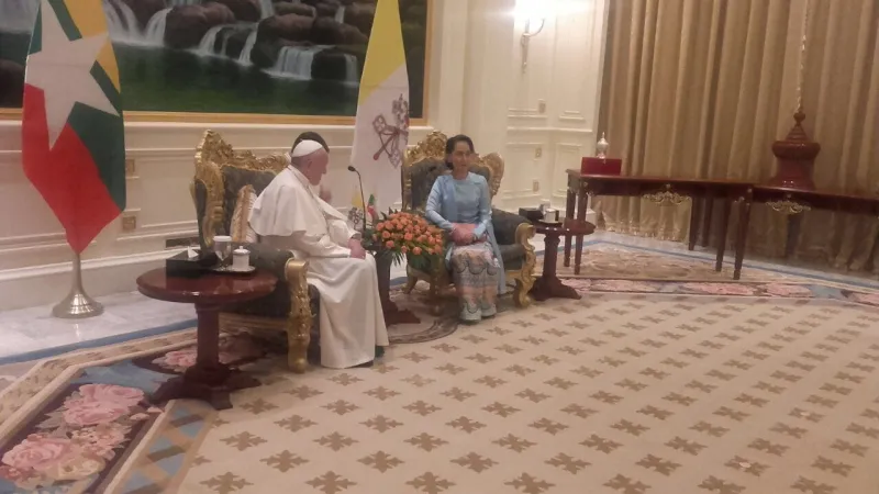 Papa Francesco e Aung San Suu Kyi | Papa Francesco nell'incontro privato con Aung San Suu Kyi, consigliere di Stato, nel palazzo presidenziale di Nay Pyi Taw. L'incontro è durato 45 minuti | Holy See Press Office