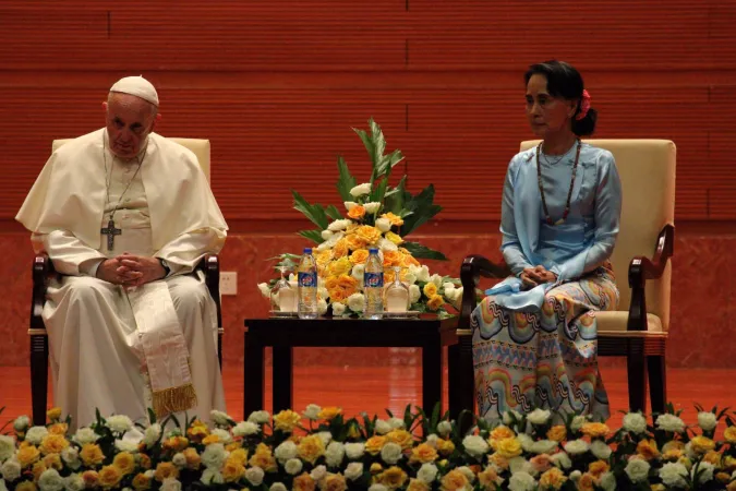 Papa Francesco e Aung San Suu Kyi | Papa Francesco e Aung San Suu Kyi, Myanmar International Convention Center, Nay Pyi Taw, 28 novembre 2017 | Edward Pentin / NCR, ACI Group