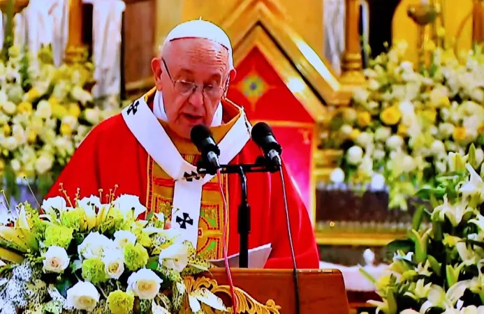 Papa Francesco in Myanmar | Papa Francesco legge l'omelia della Messa per i giovani nella Cattedrale dell'Immacolata Concezione di Yangon, ultimo appuntamento del suo viaggio in Myanmar, 30 novembre 2017 | Skynet