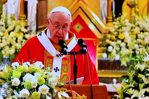 Papa Francesco legge l'omelia della Messa per i giovani nella Cattedrale dell'Immacolata Concezione di Yangon, ultimo appuntamento del suo viaggio in Myanmar, 30 novembre 2017 / Skynet