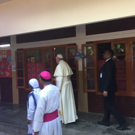 Papa Francesco in Bangladesh | Papa Francesco arriva nella Casa di Madre Teresa, Tejgaon, Dhaka, 2 dicembre 2017 | Vatican Pool 