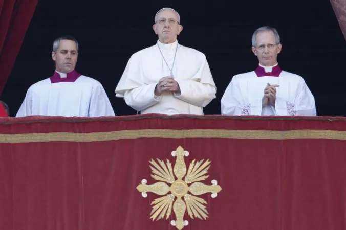 Papa Francesco, Urbi et Orbi di Natale | Papa Francesco si affaccia dalla Loggia Centrale della Basilica Vaticana per la benedizione 