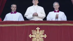 Papa Francesco si affaccia dalla Loggia Centrale della Basilica Vaticana per la benedizione "Urbi et Orbi", 25 dicembre 2017 / Daniel Ibanez / ACI Group