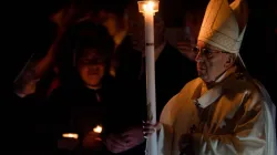 Papa Francesco entra nella Basilica di San Pietro per la celebrazione della veglia pasquale, Basilica Vaticana, notte 31 marzo - 1 aprile 2018 / Daniel Ibanez / ACI Group