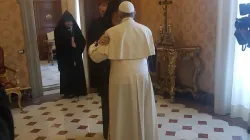 Papa Francesco abbraccia il Catholicos Karekin II, Sala del Tronetto, Palazzo Apostolico Vaticano, 5 aprile 2018 / Andrea Gagliarducci / ACI Stampa 