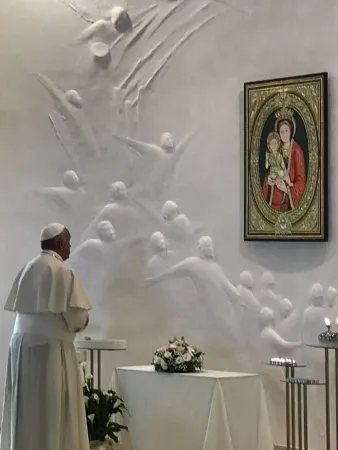 Papa Francesco a Loppiano | Papa Francesco in preghiera di fronte all'icona di Maria Theotokos, dipinta da un artista indù | Vatican Media / ACI Group