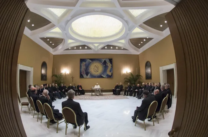 Papa Francesco durante uno degli incontri con i vescovi del Cile dello scorso 15 -17 maggio  | Vatican Media / ACI Group