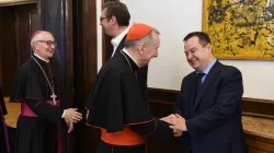 Il cardinale Pietro Parolin saluta il ministro degli Esteri serbo Ivica Dacic  / Nunziatura