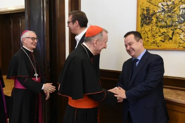 Il cardinale Pietro Parolin saluta il ministro degli Esteri serbo Ivica Dacic  / Nunziatura
