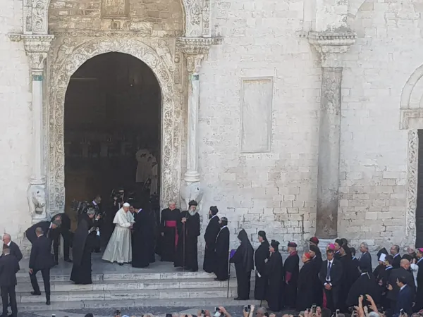 Papa Francesco saluta uno ad uno i partecipanti alla preghiera ecumenica per la  pace nella Basilica di San Nicola, Bari, 7 luglio 2018 | AG / ACI Stampa
