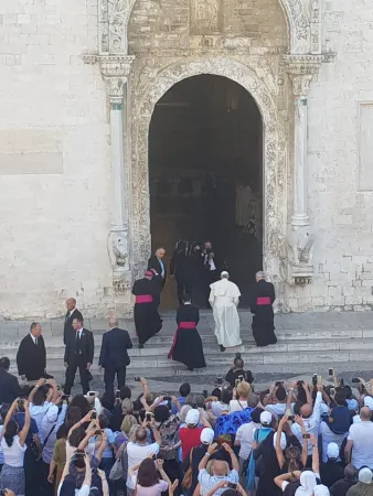 Papa Francesco entra nella Basilica di San Nicola per iniziare la preghiera ecumenica per la pace, Bari, 7 luglio 2018 | AG / ACI Stampa