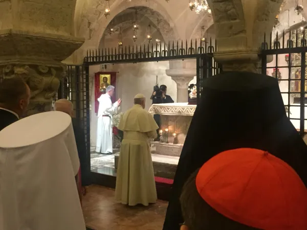 Papa Francesco in preghiera davanti le reliquie di San Nicola, Basilica di San Nicola, Bari, 7 luglio 2018 | Vatican Media / ACI Group
