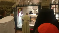 Papa Francesco in preghiera davanti le reliquie di San Nicola, Basilica di San Nicola, Bari, 7 luglio 2018 / Vatican Media / ACI Group