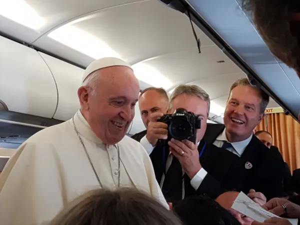 Papa Francesco saluta i giornalisti durante il volo verso l'Irlanda, 25 agosto 2018 | Hannanh Brockhaus / ACI GROUP
