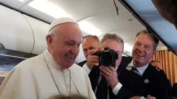 Papa Francesco saluta i giornalisti durante il volo verso l'Irlanda, 25 agosto 2018 / Hannanh Brockhaus / ACI GROUP