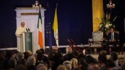 Papa Francesco pronuncia il discorso alle autorità nel Castello di Dublino, 25 agosto 2018 / Daniel Ibanez / ACI Group