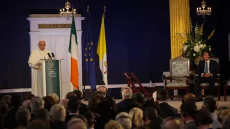 Papa Francesco, primo discorso in Irlanda:  “Sofferenza e vergogna per gli abusi”