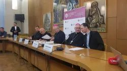 Il Cardinale Angelo Bagnasco e l'arcivescovo Stanislaw Gadecki alla conferenza stampa conclusiva della plenaria CCEE a Poznan, Varsavia, sede della Conferenza Episcopale Polacca, 17 settembre 2018 / AG / ACI Group