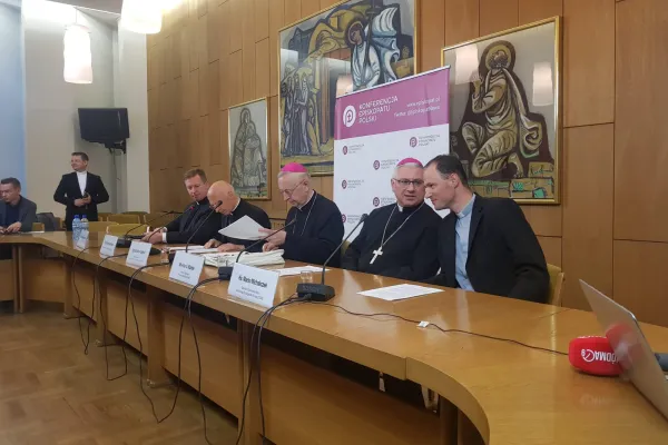Il Cardinale Angelo Bagnasco e l'arcivescovo Stanislaw Gadecki alla conferenza stampa conclusiva della plenaria CCEE a Poznan, Varsavia, sede della Conferenza Episcopale Polacca, 17 settembre 2018 / AG / ACI Group