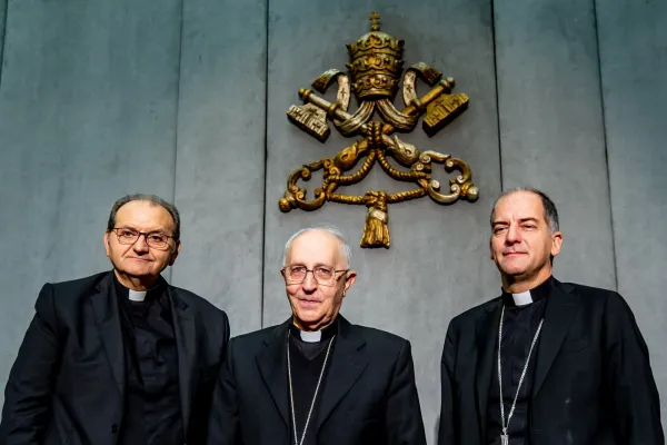 Il Cardinale Filoni (al centro), l'arcivescovo Dal Toso (a destra) e padre Meroni (a sinistra) presentano la Giornata Missionaria Mondiale 2018, Sala Stampa Vaticana, 19 ottobre 2018 / Daniel Ibanez / ACI Group