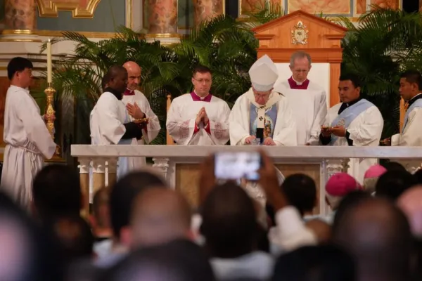 Papa Francesco consacra l'altare della Cattedrale di Santa Maria La Antigua, Panama, 26 gennaio 2019 / Pool VAMP 