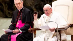 Papa Francesco mostra una via Crucis tascabile ai partecipanti all'udienza, Aula Paolo VI, 30 gennaio 2019 / Daniel Ibanez / ACI Group