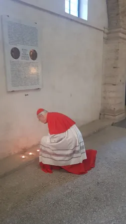 Il Cardinale Petr Erdo pone una candela sotto la targa dedicata al Cardinale Mindszenty a Santo Stefano Rotondo | AG / ACI Group 