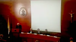 L'arcivescovo Gallagher parla al simposio sugli operatori di pace organizzato dalla Cattedra Gaudium et Spes, Pontificia Università Lateranense, 28 febbraio 2019 / AG / ACI Stampa