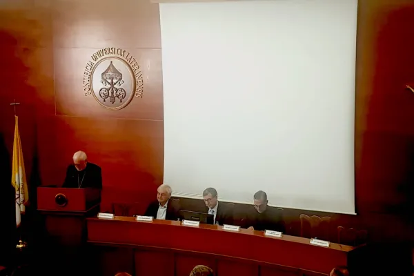 L'arcivescovo Gallagher parla al simposio sugli operatori di pace organizzato dalla Cattedra Gaudium et Spes, Pontificia Università Lateranense, 28 febbraio 2019 / AG / ACI Stampa