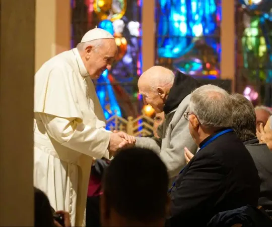 Papa Francesco saluta padre Jean Pierre, l'ultimo sopravvissuto di Tibhirine, Cattedrale di San Pietro, Marocco, 31 marzo 2019 | Alan Holdren / ACI Group