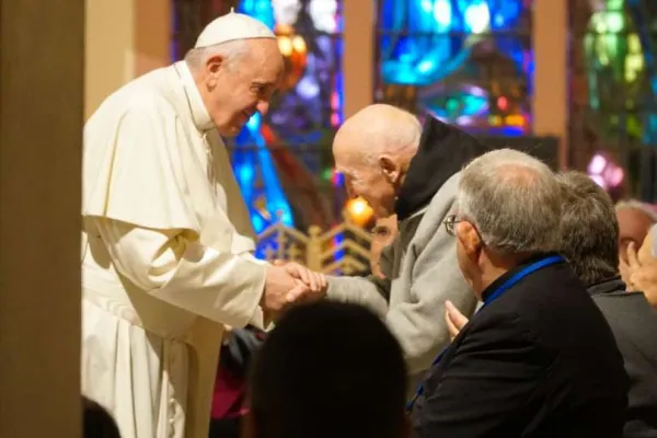 Papa Francesco saluta padre Jean Pierre, l'ultimo sopravvissuto di Tibhirine, Cattedrale di San Pietro, Marocco, 31 marzo 2019 / Alan Holdren / ACI Group