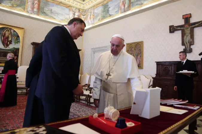 Papa Francesco e il presidente Dodik, 26 aprile 2019 | © EWTN-ACI Stampa Photo/Evandro Inetti/Zuma Press/Vatican Pool