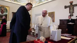 Papa Francesco e il presidente Dodik, 26 aprile 2019 / © EWTN-ACI Stampa Photo/Evandro Inetti/Zuma Press/Vatican Pool