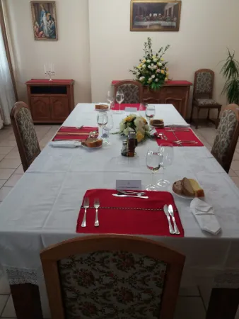 La tavola dove Papa Francesco ha mangiato nel convento delle Missionarie Francescane del Sacro Cuore a Rakovsky | AG / ACI Group