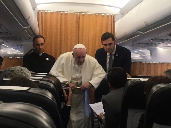 Papa Francesco durante la conferenza stampa in aereo del 7 maggio 2019 | AG / ACI Group