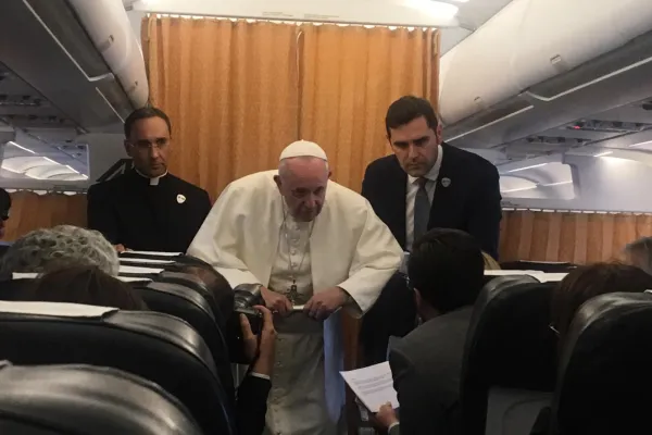 Papa Francesco durante la conferenza stampa in aereo del 7 maggio 2019 / AG / ACI Group