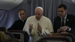 Papa Francesco durante la conferenza stampa nel volo di ritorno dalla Romania  / Massimiliano Valenti / ACI Group