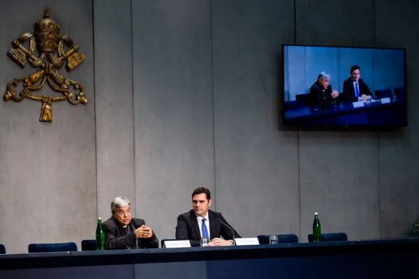 Il briefing sul Consiglio dei Cardinali tenuto dal vescovo Semeraro e dal direttore ad interim della Sala Stampa della Santa Sede Alessandro Gisotti / Daniel Ibanez / ACI Group