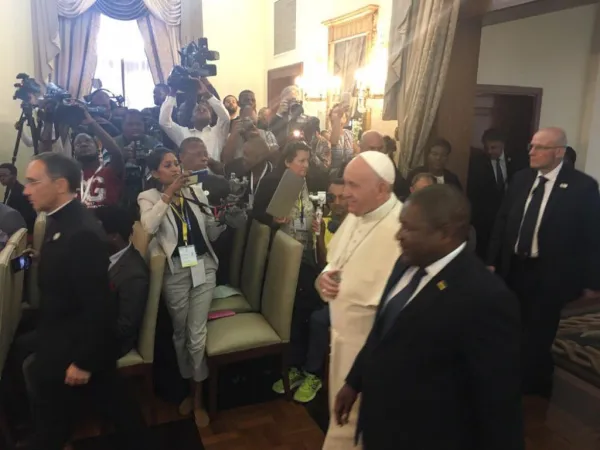 Papa Francesco in Mozambico | Papa Francesco arriva all'incontro con le autorità accompagnato dal presidente Nyusi, Maputo Mozambico, 5 settembre 2019 | VAMP Pool