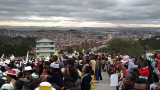 Papa Francesco, preghiera per i lavoratori in Madagascar, ”lavorate per un mondo migliore”