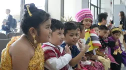 Bambini thailandesi in attesa di Papa Francesco, Bangkok, 20 novembre 2019 / Hannah Brockhaus / ACI Group