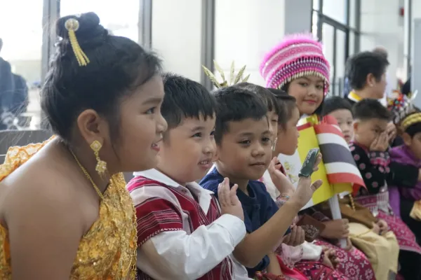 Bambini thailandesi in attesa di Papa Francesco, Bangkok, 20 novembre 2019 / Hannah Brockhaus / ACI Group
