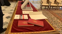 I doni di Papa Francesco ai presidenti in visita / Pool AIGAV