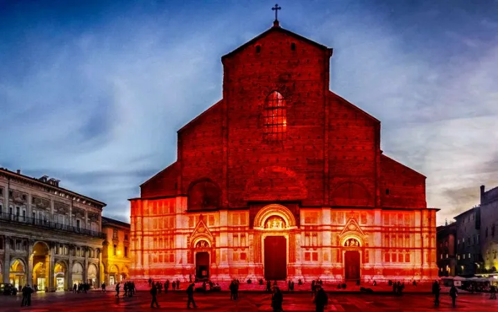 San Petronio | Ecco come sarà San Petronio illuminata di rosso a Bologna | ACS Italia